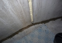 укладка пеноблоков на клей при заделке дыр водостока на балконе