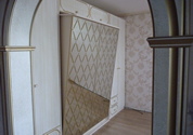 дизайн стенки с откидной кроватью в комнате