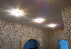 светильники в натяжной потолок