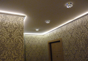 монтаж точечной подсветки потолка при ремонте прихожей